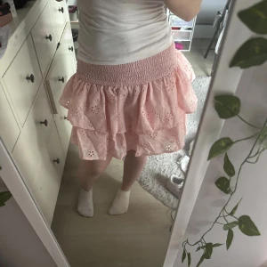 Kjol  - Blommig ljusrosa kjol som är oanvänd bara testad. Den är från shein och nypris 249🌸🌸