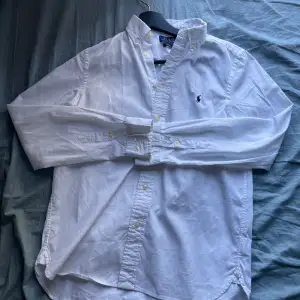 Säljer nu en vit raffe skjorta för endast 399. Perfekt nu till sommaren. Storleken ligger på 18 år/ barn storlek. Slim fit skjorta, skicket är som nytt.