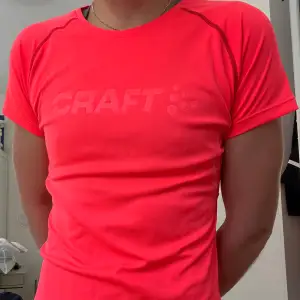 Storlek S neonrosa/orange t-shirt för träning från märket CRAFT. Tunnt och mjukt material. Sparsamt använd och i mycket fint skick. Används aldrig så säljer den. 