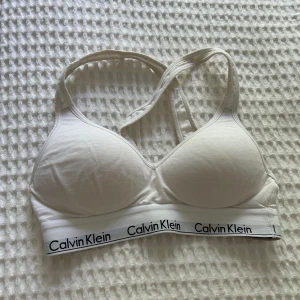 Vit Calvin Klein bh  - Fint skick, knappt använt. Storlek S