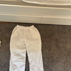 Linne byxor  - Linne byxor från Design by Si, storlek S modell short, passar mig och är ca 160cm 