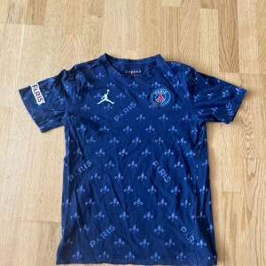 Jordan PSG tröja - 8/10 skick  För liten på mig  13-15y 