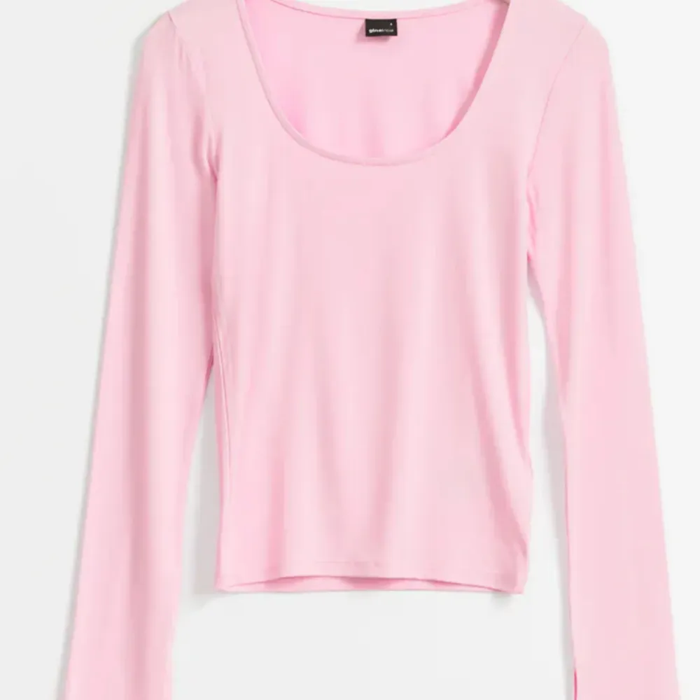 Säljer denna jättesköna och fina rosa tröja från Gina. Använd en gång dvs tvättad en gång men som helt ny! Köpt för 200kr på Gina tricot.🩷. Toppar.