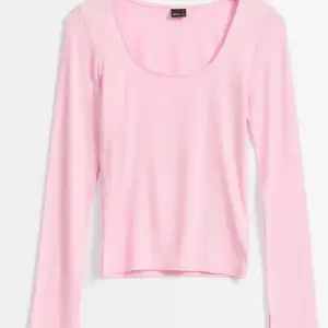 Säljer denna jättesköna och fina rosa tröja från Gina. Använd en gång dvs tvättad en gång men som helt ny! Köpt för 200kr på Gina tricot.🩷