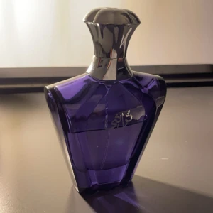 Afnan Turathi Blue - En doft av stark citrus med en lite mörk trä not och musik. Perfekt för dig som söker en sommar parfym men inte vill ha en hel flaska än. Skulle ana att halva flaskan är använd så gör din egna bedömning om hur mycket som är kvar.