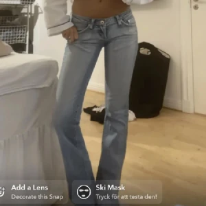 Lågmidjade jeans - Säljer nu dessa ljusblå lågmidjade jeans som är köpta här på Plick! Första bilden är lånad😊Midjemått rakt över 36cm, innerbenslängden 82cm💕slitna längst ner där bak som man ser på sista bilden! Skriv för frågor eller fler bilder