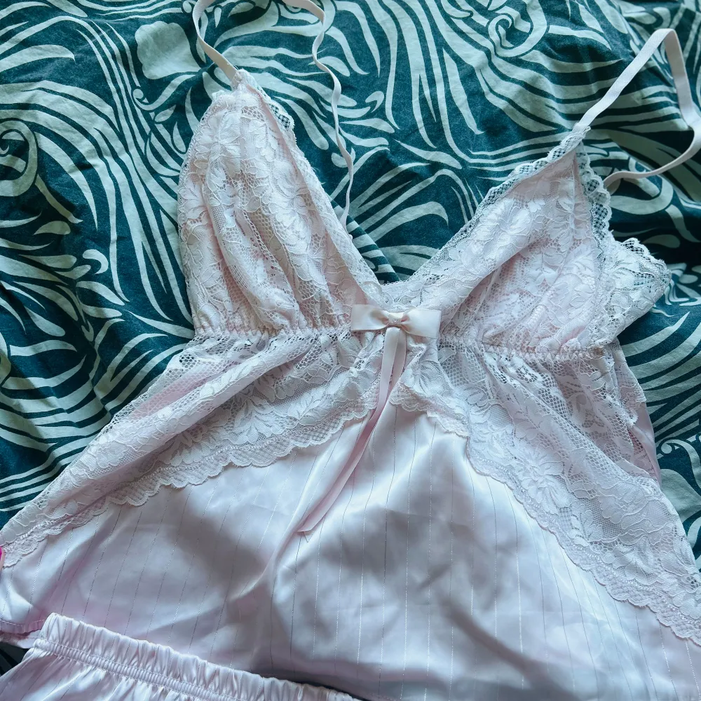 En rosa silkes pyjamas i storlek xl men känns mer som en L.  Säljer för 50kr plus frakt. Bara att höra av sig om man har frågor🫶🏻. Övrigt.