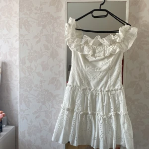 Zara Klänning - Fin klänning har endast använts en gång tidigare.🌸🤍
