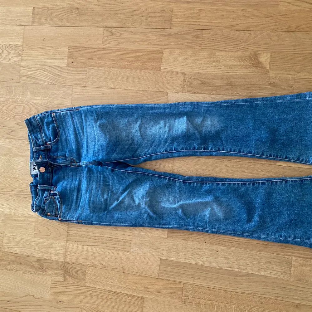 Säljer denna fina flare jeansen, väldigt bekväma att ha på!  Storlek : 150  Från: Lager 157 Skick: Mycket bra Om du har några frågor är det bara att ställa!! Om du köper dem idag skickar jag dem dagen efter 💕. Jeans & Byxor.