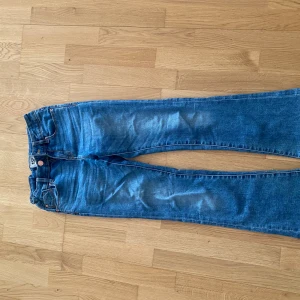 Blåa flare jeans - Säljer denna fina flare jeansen, väldigt bekväma att ha på!  Storlek : 150  Från: Lager 157 Skick: Mycket bra Om du har några frågor är det bara att ställa!! Om du köper dem idag skickar jag dem dagen efter 💕