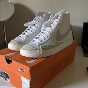 Nike blazer - Nike blazer mid i färgen white/light bone-Sail. Använda 1 gång så dom är lite smutsiga på undersidan, försökte tvätta så gott som de går. Nypris 1100kr, djur och rökfritt hem.