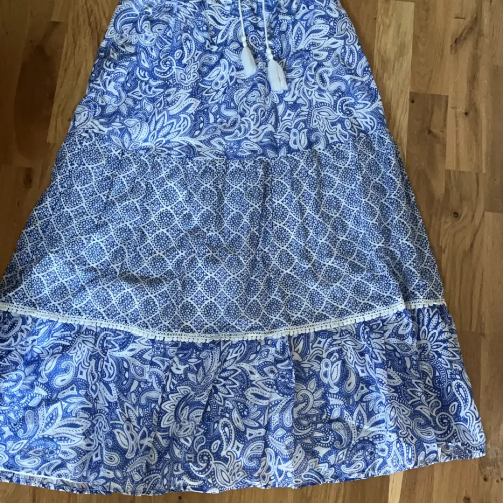En mönstrad lång kjol, aldrig använd pågrund av för liten. Som i nyskick. Kjolar.