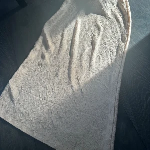 Satin kjol - Champagne färgad Satin kjol från NA-KD. Kjolen går ner till vaderna. Relativt mycket använd men är fortfarande bra och fint skick💕 (Mönstrad)💕