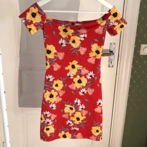 Röd blommig klänning  - En fin klänning som man kan ha till högtider eller på sommaren med bra skick 💗