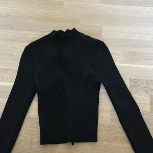 Svart långärmad tröja/öppen rygg - Svart långärmad tröja/öppen rygg, bra skick, Storlek:XS (men funkar som S)