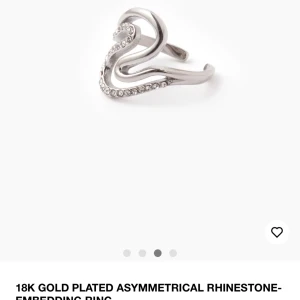 Silverpläterad ring - Säljer silverpläterad rostfri ring med stenar på från cider. Säljer då den inte kommer till användning. Kan justeras på baksidan. Originalpris 118kr, använd få gånger utan defekter💕
