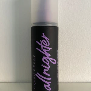 Urban decay all nighter - Säljer en oanvänd urban decay all nighter settingspray💕den är jättebra och säljer denna för jag redan har en