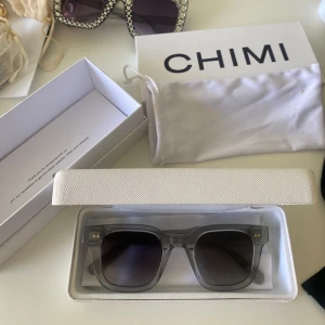 Chimi 04 - Säljer mina chimis i modellen 04 då dem inte kommer till användning längre! Använda endast 3-4 gånger max! Helt fläckfria, påsen till glasögonen har dock en liten fläck men inget viktigt liksom❤️