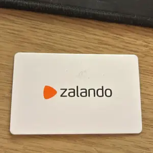 Säljer ett present kort på zalando för 500kr, vilket är så mycket de finns på kortet