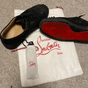 Loubs - Säljer mina louboutins, saknas 2 spikar annars är dom i gott skick vid fler frågor skriv