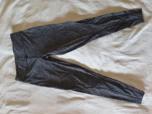 2xu träningstights stl M - Kimpressionstights i nyskick, endast använd ett fåtal ggr.