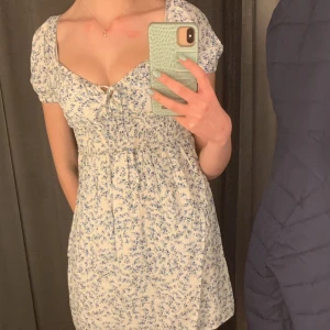 Blommig sommarklänning  - Kort sommarklänning från BikBok 💕aldrig  använt har bara hängt i garderoben (MINA BILDER)