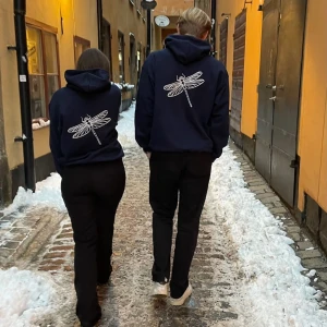 Trollslända hoodie storlek M (endast 3 exemplar kvar) - Nu har vi utförsäljning på våra hoodies eftersom Uf-året är slut‼️ Vi rear ut våra produkter för 199kr istället för 549kr  Hoodiesarna är i screenad transfertryck vilket innebär att trycken inte kommer spricka. För mer information, ig:amare.designuf 💗