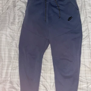Nike tech byxor - Hej jag har ett par Nike tech byxor som jag inte använder längre så dom är för salu pris kan diskuteras