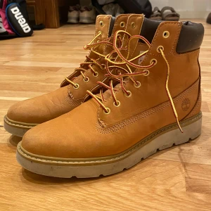 Timberland boots - Säljer dessa timberland kängor💞använda ett få tal gånger. De är i storlek 39. Säljer pga liten storlek. 