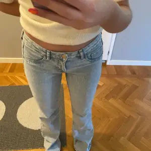 Ett ljusblåa lågmidjade jeans i flare modell från H&M. Jeansen är i storlek 36, och har ”riktiga fickor” endast i bak. 💞