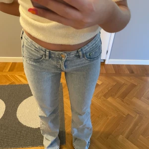 Lågmidjade jeans!! ⭐️ - Ett ljusblåa lågmidjade jeans i flare modell från H&M. Jeansen är i storlek 36, och har ”riktiga fickor” endast i bak. 💞 (jeansen är lite för långa för mig som är 162)