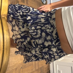 Super söt kjol - Säljer denna helt nya kjolen med lappen kvar från zara!!!