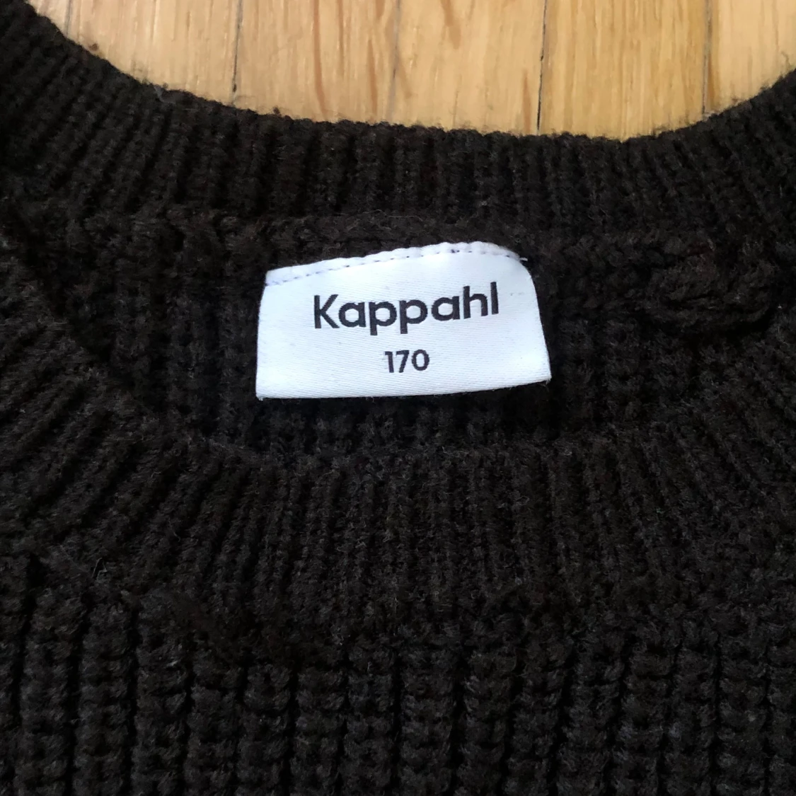 Randig svart stickad tröja från Kappahl - 90