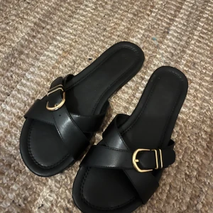 Sandaler - Fina tofflor / sandaler , köpt på HM . Storlek 39, endast testad. 