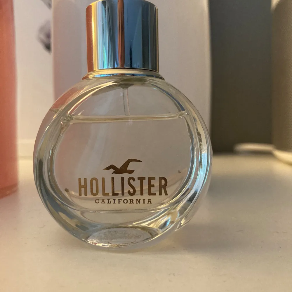 Hollister wave   är en fruktig och lekfull doft för den unga och kreativa kvinnan. Den sportiga och soliga parfymen piggar upp vilken grå dag som helst!  frisk topp av stärnanis, ett dofthjärta fyllt av vackra blommor och en ljus bas av sandelträ. Parfym.