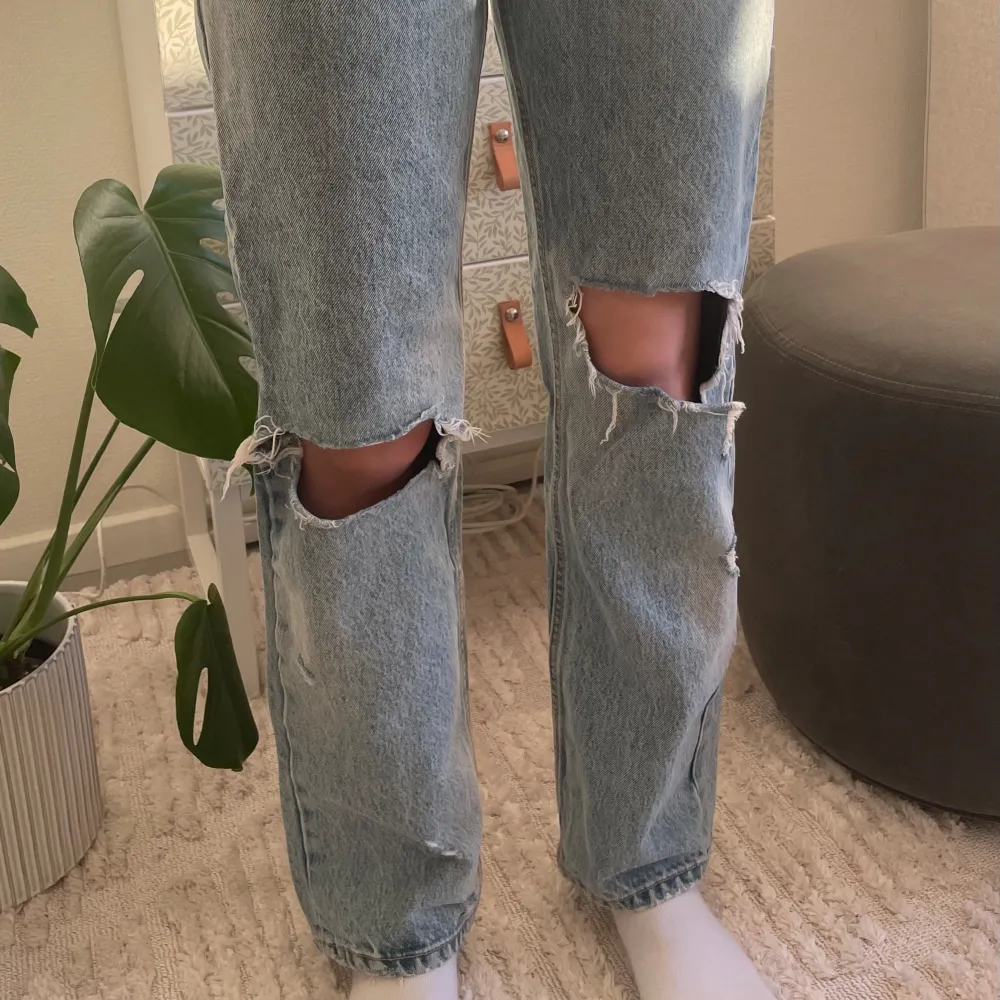 Jeans från Zara som sitter så bra och är perfekta till sommaren! Priset går att diskutera 🩷💅🏼. Jeans & Byxor.