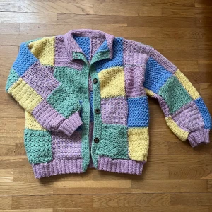 Virkad cardigan - Säljer denna handgjorda tröja/kofta/ cardigan inspirerad av Harry Styles virala cardigan. Virkad med akryl garn. Oversized passform xs/s/m