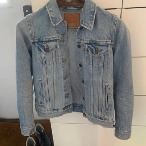 Levis jeansjacka - Superfin jeansjacka från Levis i nyskick!