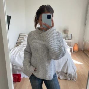 Stickad tröja - En ljusgrå stickad tröja från Gina Tricot i storlek xs. Jättefint skick med lappen kvar och allt❣️ Skriv vid fler frågor❤️