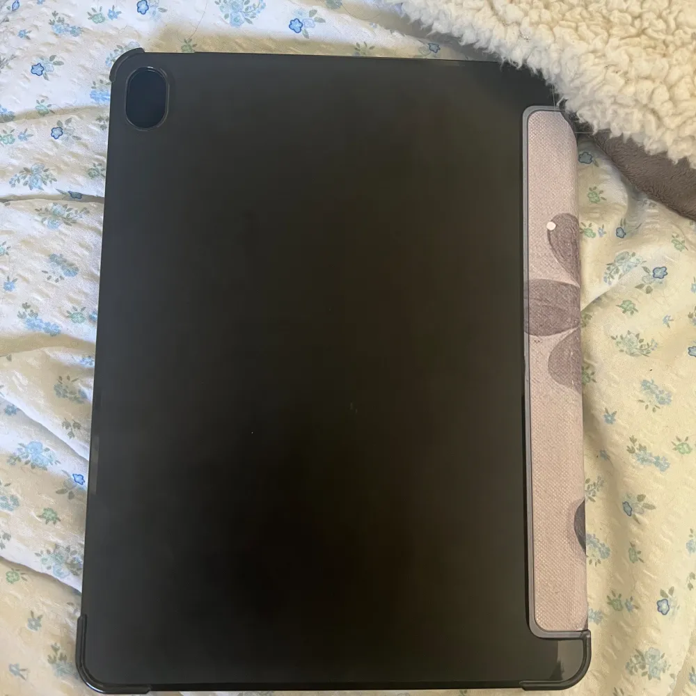 Säljer detta söta ipad fodral. Köpte till en Ipad air 5th gen 2022, men passar även till andra modeller (sista bilden). Inga yttre skador, endast en ”fläck” på insidan, men det är bara det mjuka som försvunnit. Skriv för frågor 🧡. Muu.