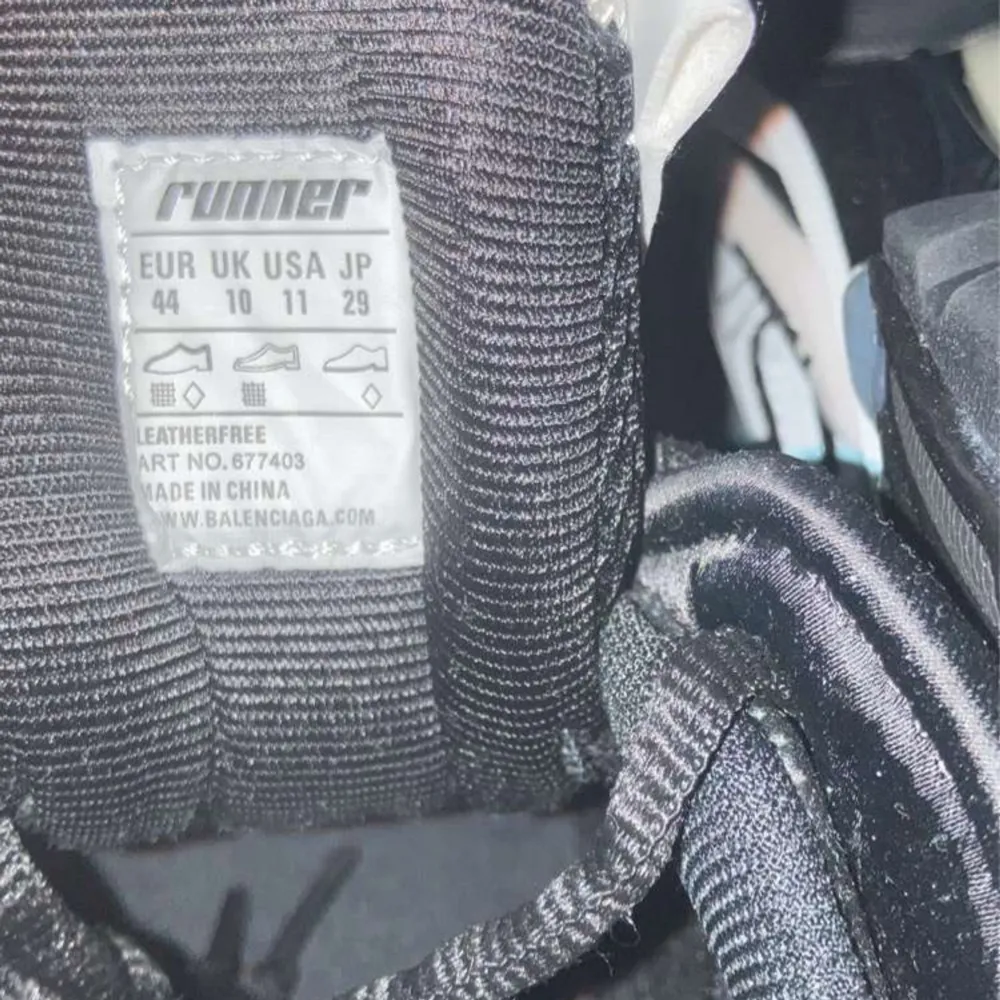 Säljer ett par Balenciaga runners svart vita helt nya har aldrig används, skicket på skorna är 10/10 box och tillbehör följer med. Skorna är i storlek 44 då de kan även passa storlek 43-45. Priset kan diskuteras vid snabb affär . Skor.