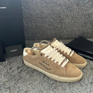 Saint Laurent skor - Tja säljer dessa ysl skor i ett utmärkt skick, 9/10. Jätte sällsynt förg!!! Storlek är 41 men passar 42 Nypris är runt 8000, mitt pris 4499 Box, 2 Dustbags, extra snören och kuvert medföljer. Mötas upp i Stockholm eller fraktar spårbart via postnord📦