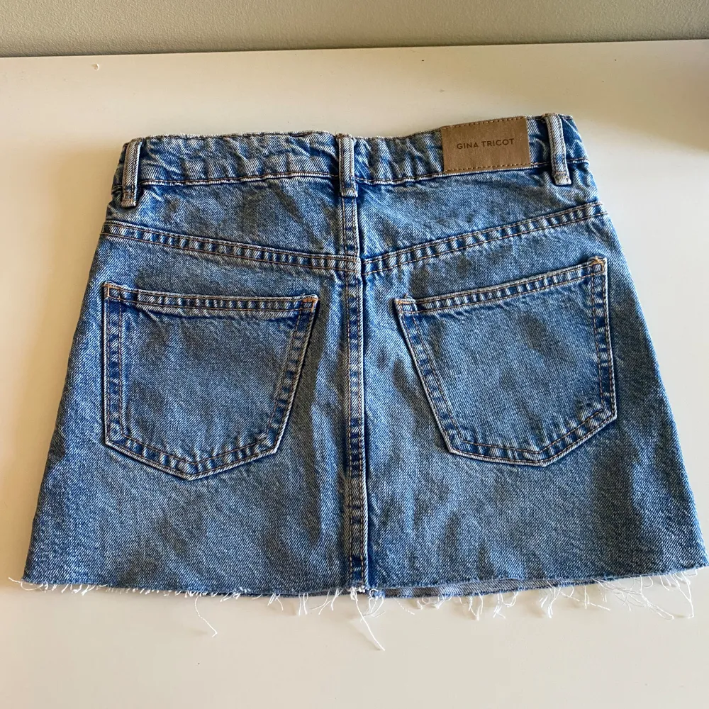 Jeans kjol från Gina köpt förra året för ca 300kr. Säljer för 200 kan tänka mig sänka priser för snabb affär. (Använd fåtal ggr). . Kjolar.