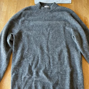 Filippa K tröja  - Säljer denna assnygga Filippa K tröjan då jag inte använder den längre. Den är använd 1-2 gånger och har inga defekter, nypris 3200kr🔥