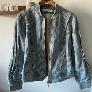 Jeans jacka - Jeans jacka med satin fordring. 🩵 Passar storlek XS-S