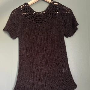 Vintage topp - Gullig stickad t-shirt som tyvärr inte kommer till användning längre💗strl s men skulle säga att den passar xs-m💗 skriv för mer information!💗