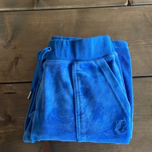 Säljer juicy couture byxor  - Juicy byxor upp syd vid fötterna, så kan inte vara längre än 90cm. Köpta för 1,5 och använda så säljer dom nu för 400kr pris kan diskuteras men nu så länge💋