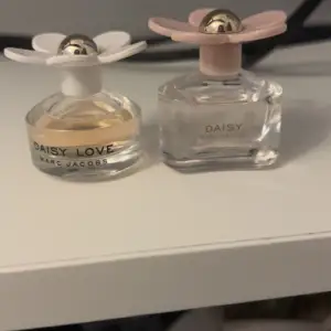 Marc Jacobs parfym mini. Båda för 200kr. 