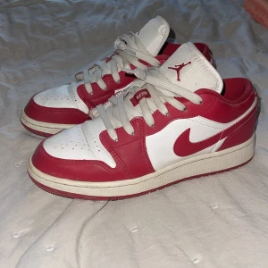 Jordans  - Ett par Jordan 1 low som är sparsamt använda under cirka 1 års tid men i mycket fint skick!