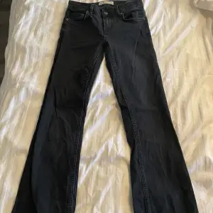 Storlek 32, zara bootcut jeans low waist. Lite slitna längst nere vid hälen annars bra skick☺️ köparen står för frakt💕